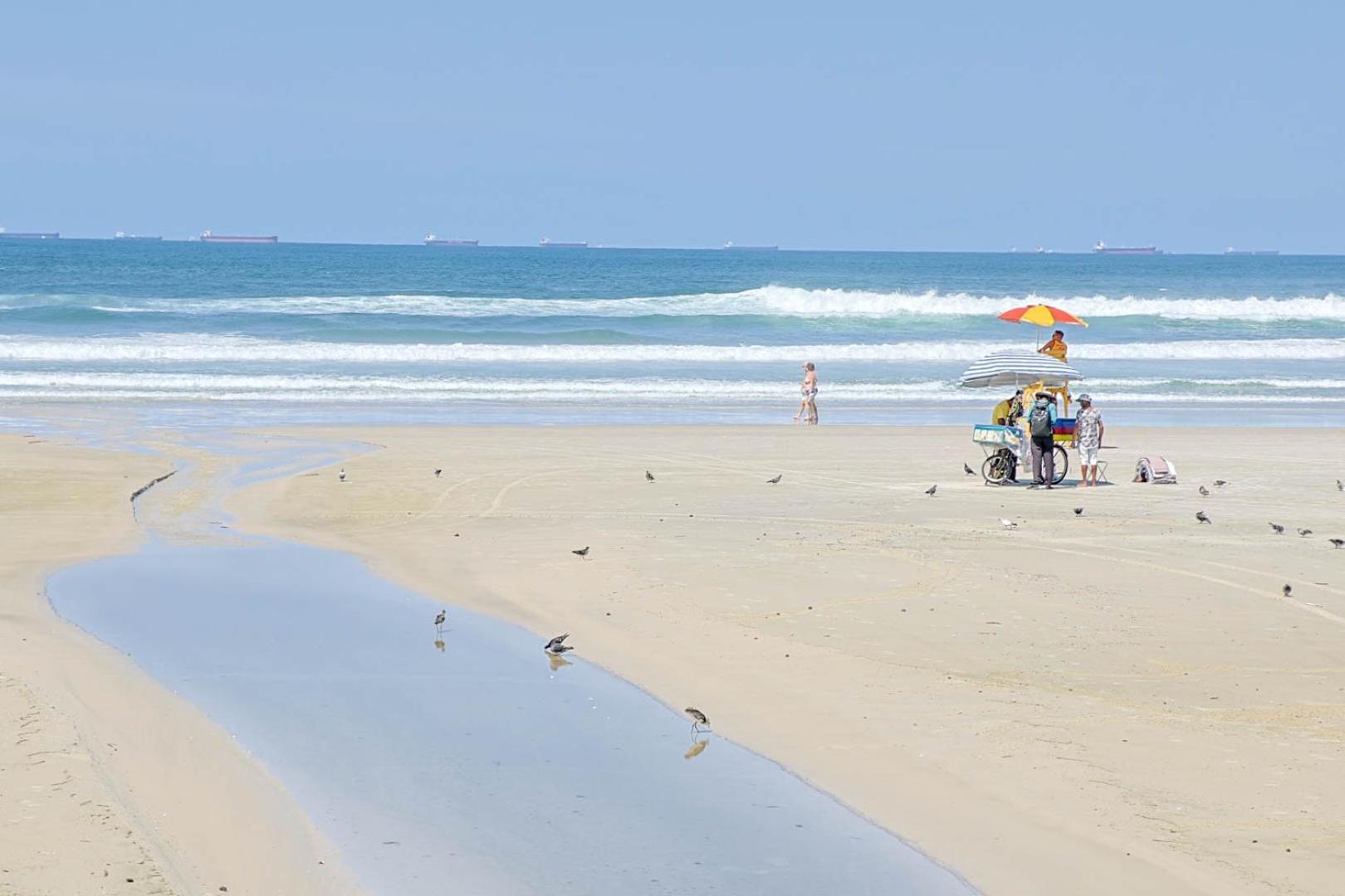 Apto A 500 Metros Da Praia Da Enseada Гуаружа Экстерьер фото